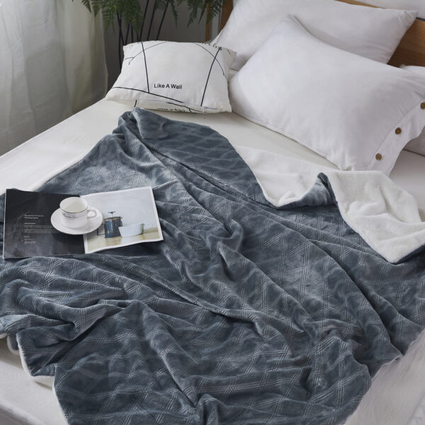Embossed Grey PV Fleece Blankets - 图片 2